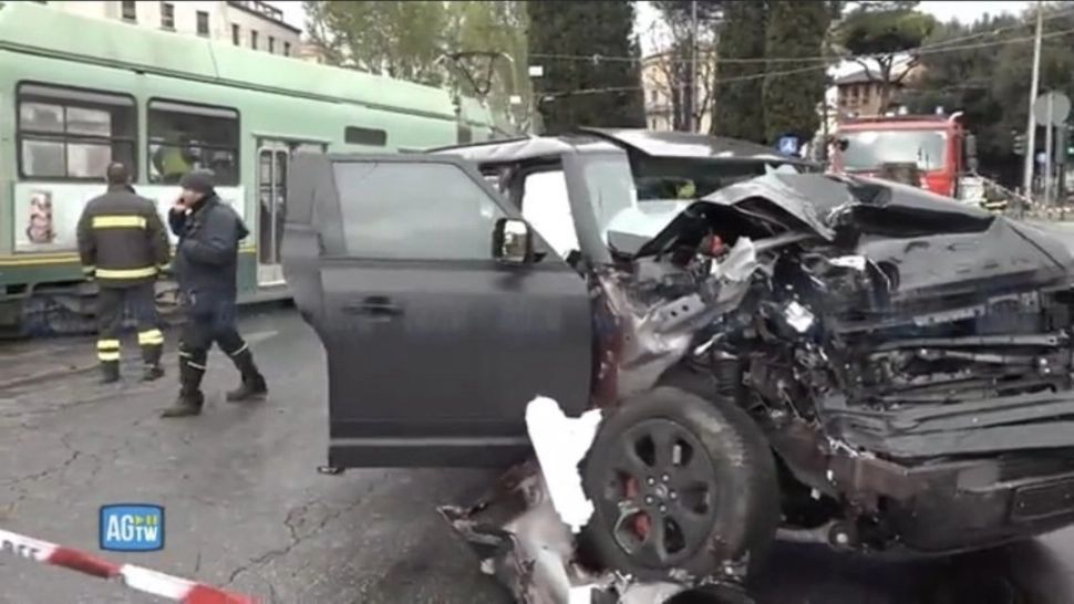 Accident grav provocat de un fotbalist - Bolidul său s-a făcut pulbere