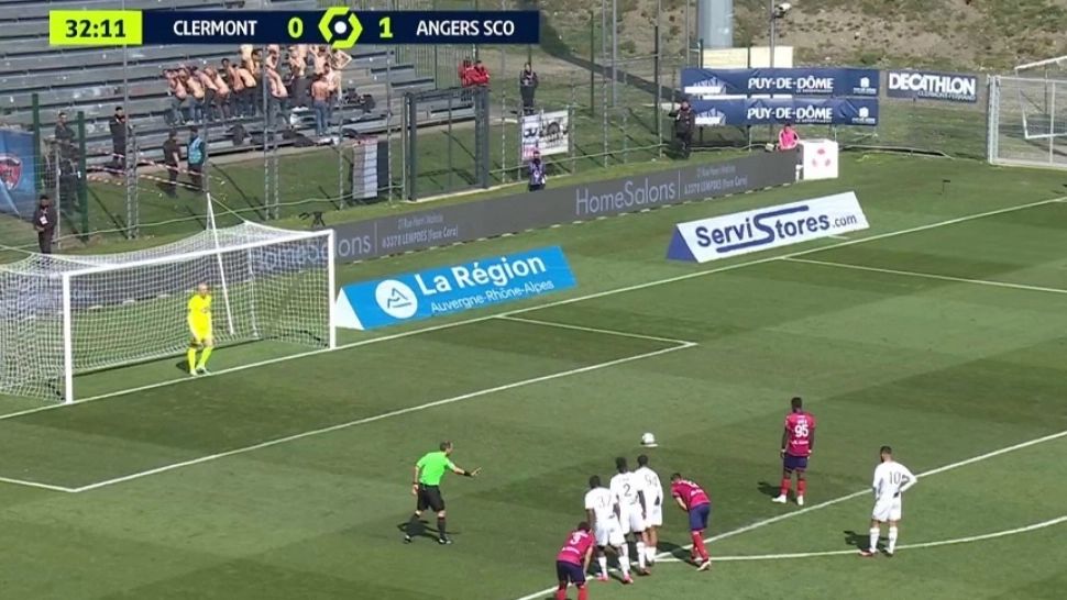 Imagini inedite pe un stadion din Franţa: Suporterii şi-au dat jos chiloţii pentru a-i distrage atenţia unui jucător care executa un penalti - VIDEO