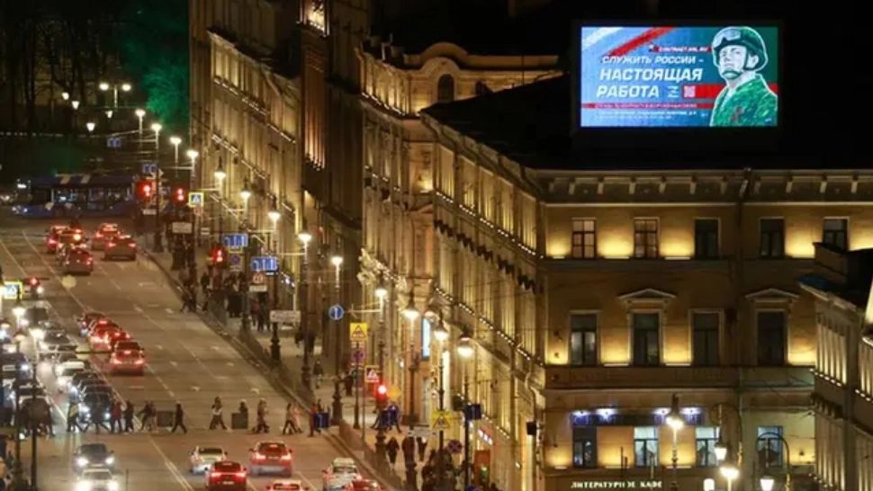 Campanie agresivă de recrutare în Ucraina, lansată de Armata lui Putin - Cum sunt atrași șoferii de taxi și instructorii de fitness - VIDEO