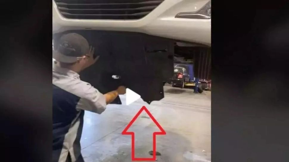 VIDEO – Mecanicul a deschis scutul mașinii și a rămas șocat. A luat-o la fugă afară din atelier