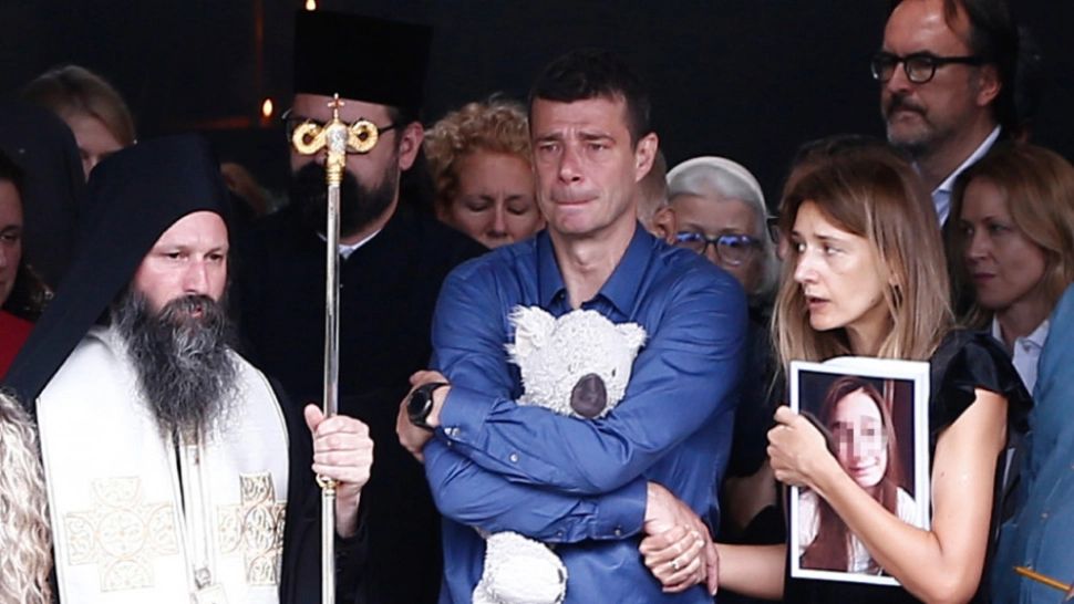 Victimele masacrelor din Serbia, conduse pe ultimul drum. Fiica de 13 ani a antrenorului de la FCM Zalău, îngropată în sicriu alb - FOTO 