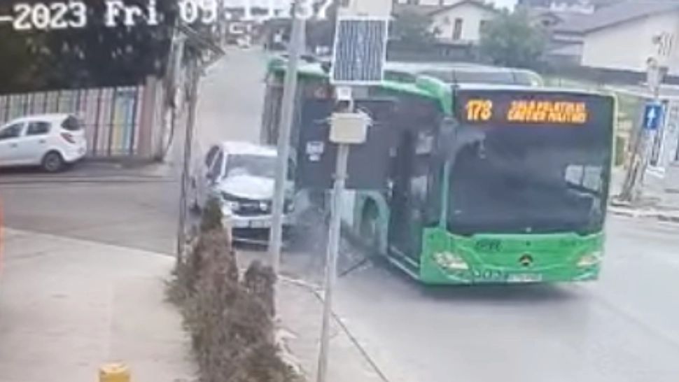 Accident șocant între o Dacie și un autobuz STB, surprins de camerele de supraveghere. VIDEO cu impactul violent