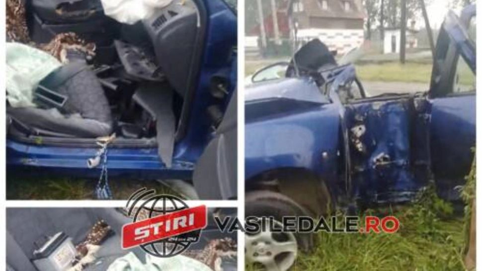 Tânăr de 20 de ani în comă, după un accident cumplit: mașina s-a încolăcit în jurul stâlpului lovit - VIDEO