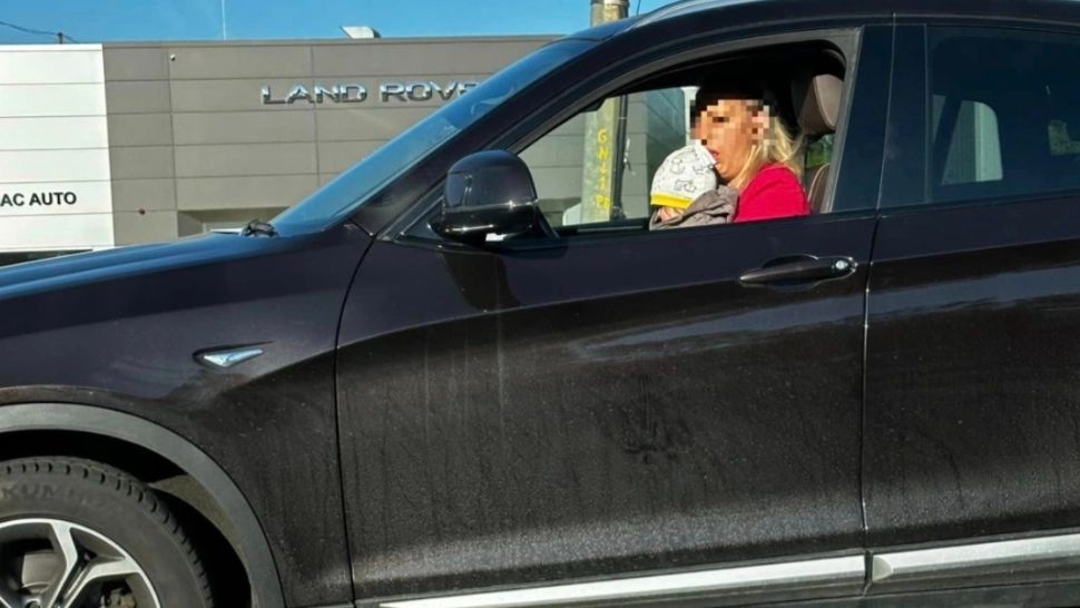 Șoferiță cu un bebeluș în brațe, la volanul unei mașini premium, pe DN1! Val de revoltă în mediul online - Imaginile s-au viralizat