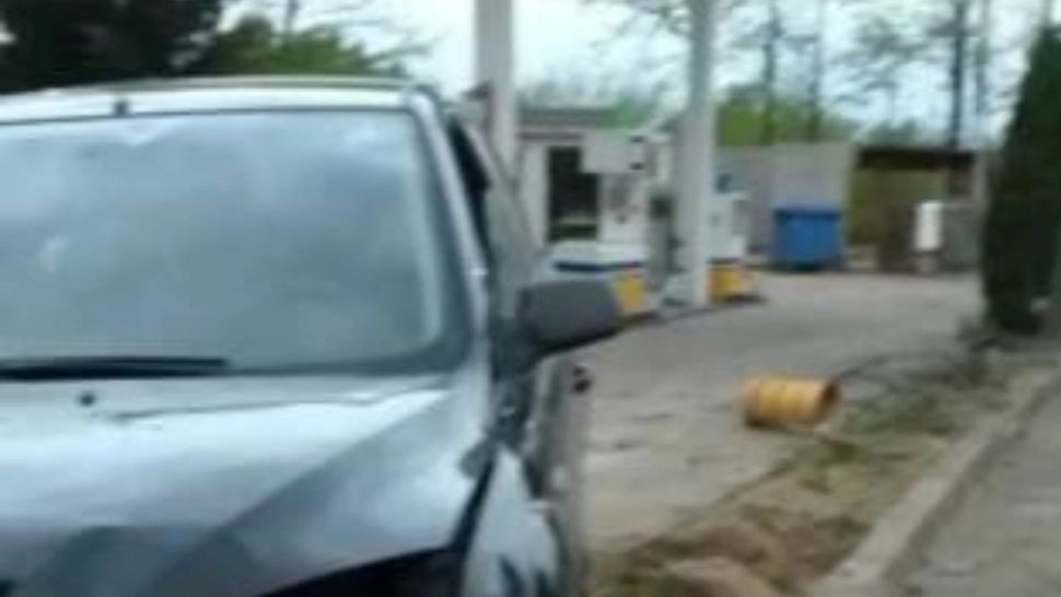 Un șofer beat, la un pas de tragedie - A intrat cu mașina în gardul unei benzinării, în Maramureș