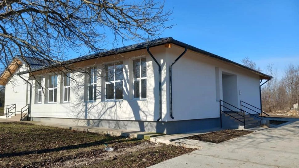 O școală fost modernizată degeaba. 180.000 de euro, irosiți într-o clădire de ultimă generație, dar fără elevi