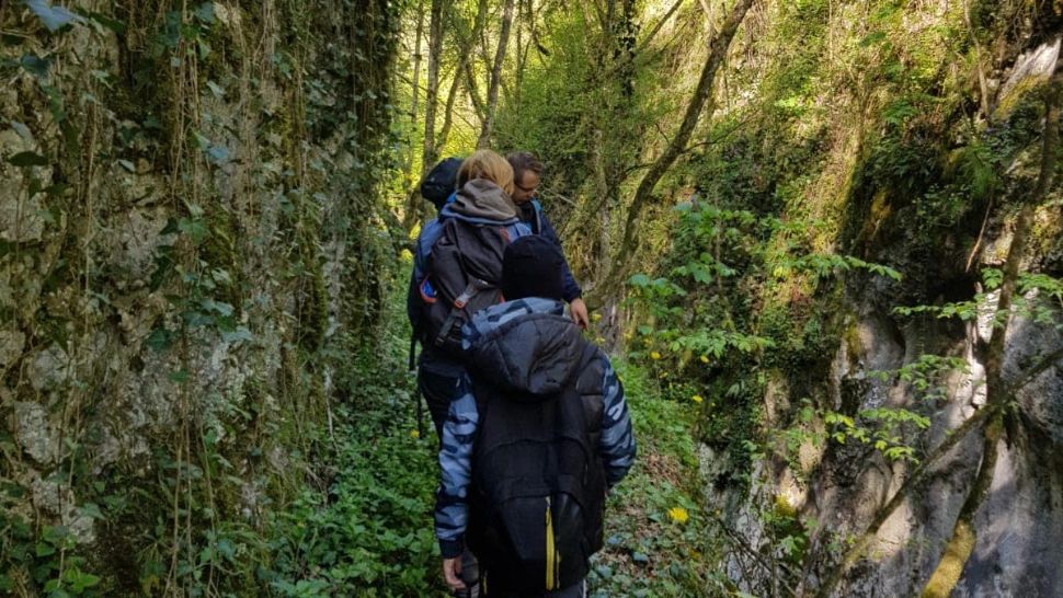 Un bebeluș, 4 copii si părinții lor, salvați de jandarmii montani și salvamontiști - Grupul de turiști, nevoit să înnopteze pe munte