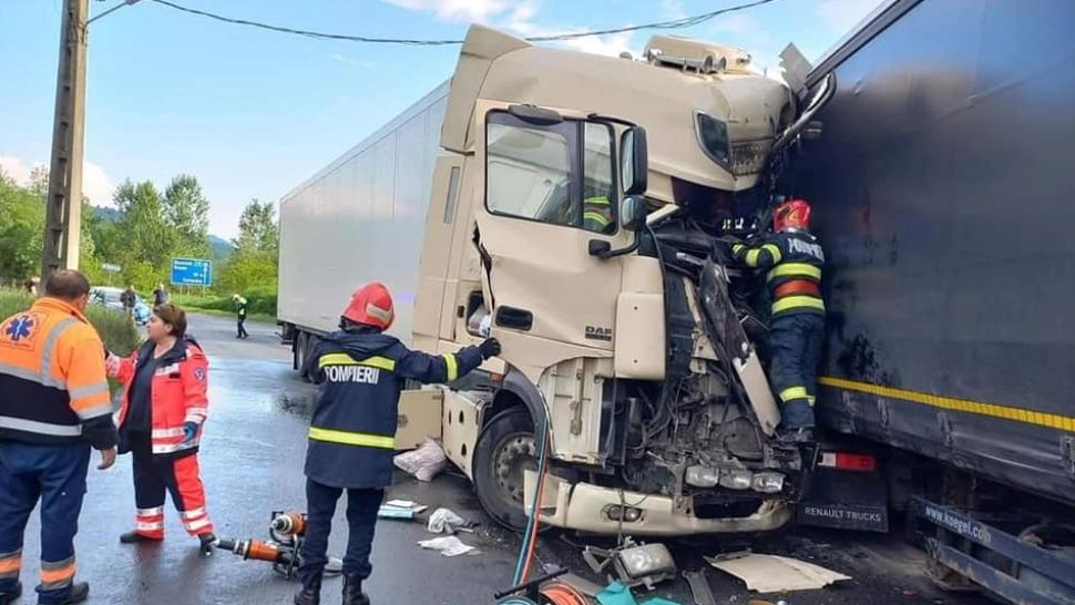 Impact frontal între 2 TIR-uri în Caraș-Severin: Șoferul bulgar a murit, cel ucrainean, rănit grav - A fost solicitat elicopterul SMURD - VIDEO