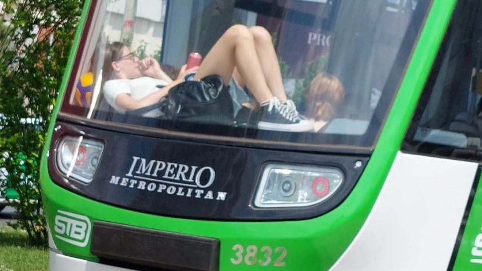 Noile tramvaie Imperio, loc de odihnă și siestă pentru unii călători. Poza care a stârnit revolta pe internet