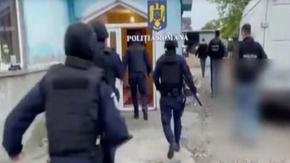 Percheziţii în Prahova şi Giurgiu, la persoane bănuite de trafic de droguri de mare risc. Peste 90 de persoane, conduse la audieri