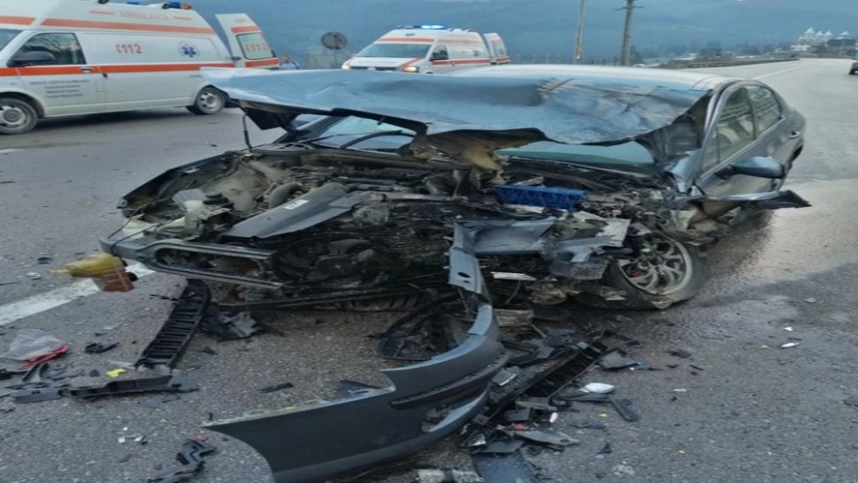 Patru persoane, între care și doi copii, au ajuns la spital. Accident violent în județul Suceava