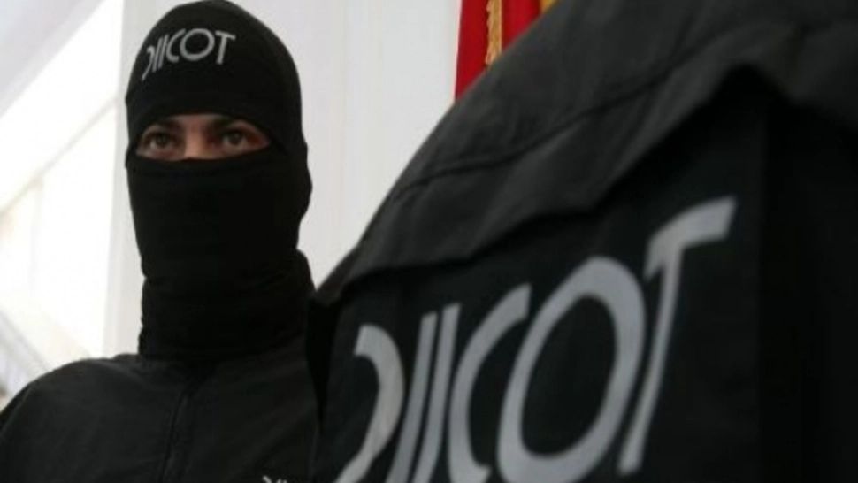 Mai multe persoane, printre care și elevi, săltate de procurori într-un dosar de trafic de droguri. 4 tineri, reținuți