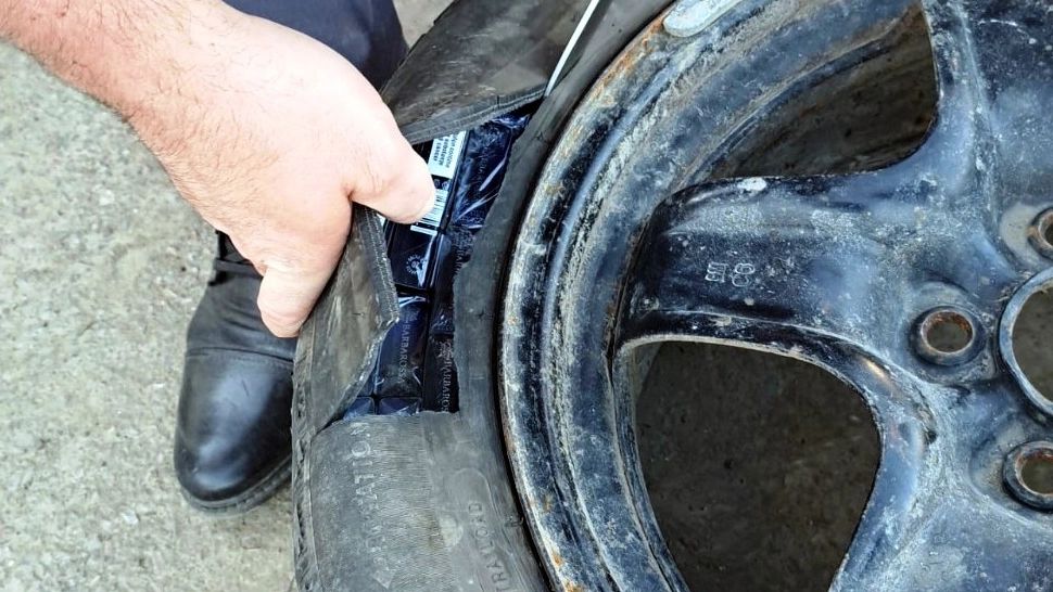 Pe unde mai ascund contrabandiștii marfa: țigări în anvelope, depistate de polițiștii de frontieră de la Sculeni 