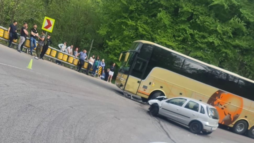 Accident grav aproape de Predeal: Un autocar plin cu copii și o mașină s-au ciocnit - Cel puțin 2 victime - FOTO