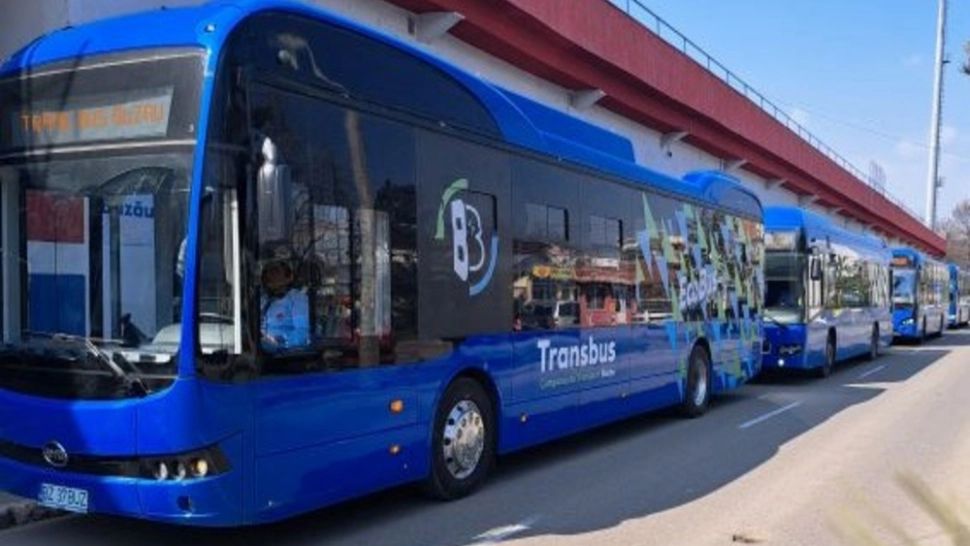 Un șofer de autobuz a MURIT strivit între două autobuze aflate în parcare! Caz șocant la Buzău