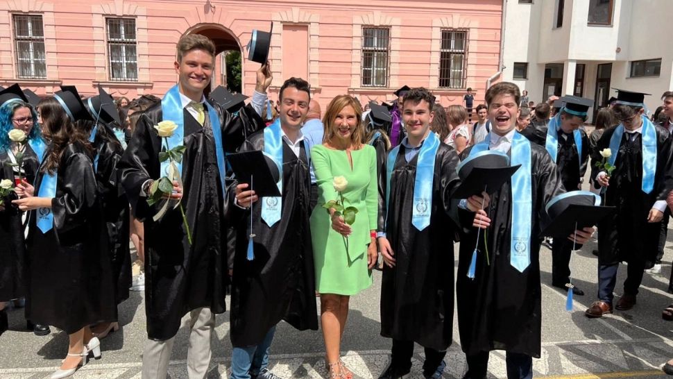 Majoritatea profesorilor din liceul unde predă Carmen Iohannis intră în grevă. Soția președintelui ține ore online - SURSE