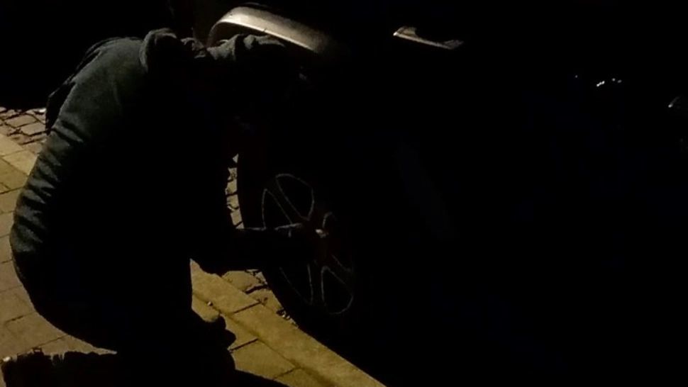 Activiștii de mediu au băgat spaima în șoferi! Mai nou, le dezumflă cauciucurile ca „să oprească poluarea”