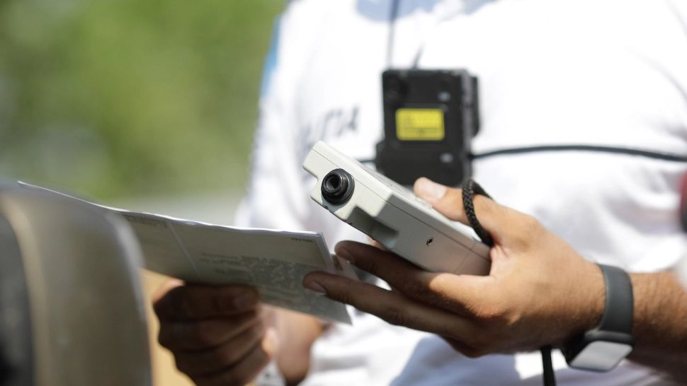 Cum vânau în trafic cei doi polițiști șpăgari de la Rutieră șoferii cu mașini de lux - "momentul de slăbiciune" care i-a costat libertatea și cariera