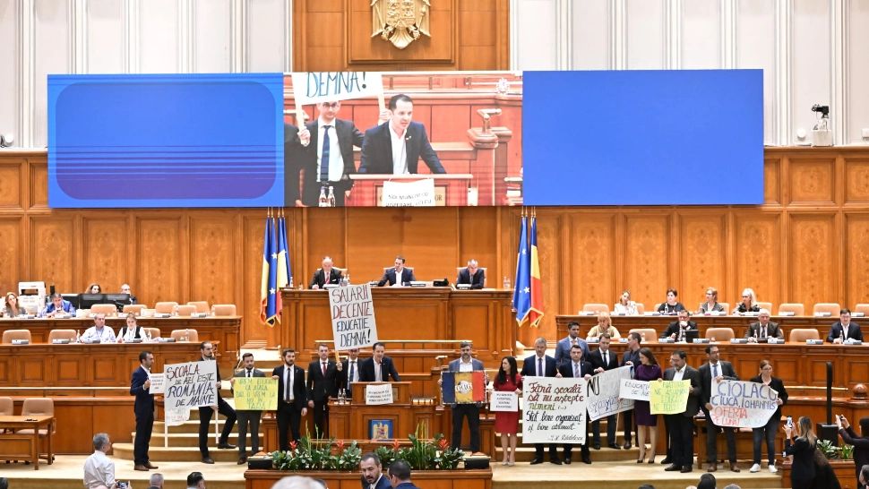 Scandal în Parlament din cauza grevei profesorilor. Parlamentarii au intrat cu pancarte în plen