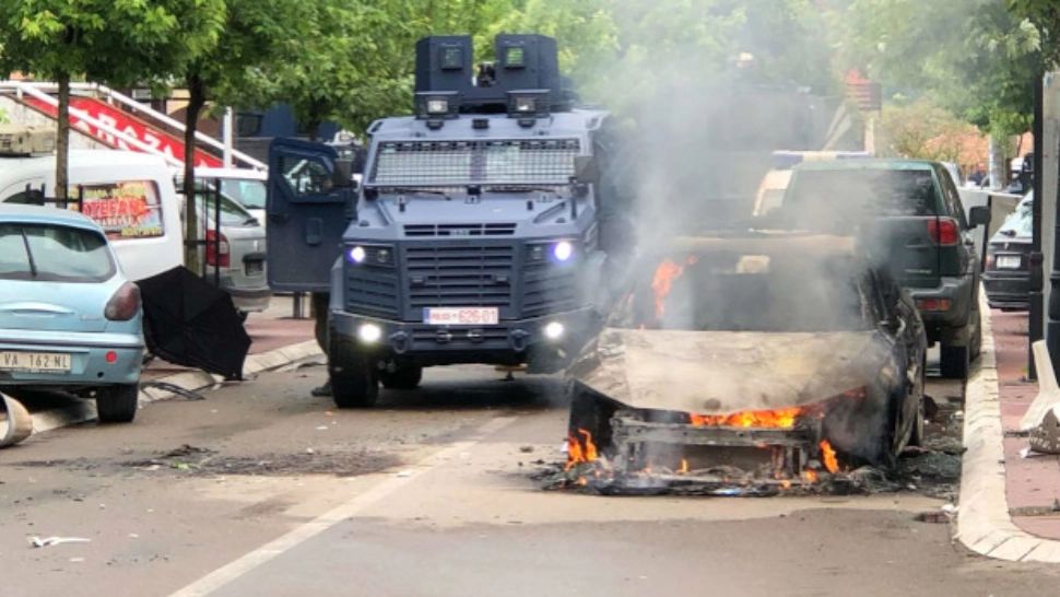 Ciocniri violente între forțele speciale kosovare și militari sârbi. Armata sârbă în alertă maximă VIDEO