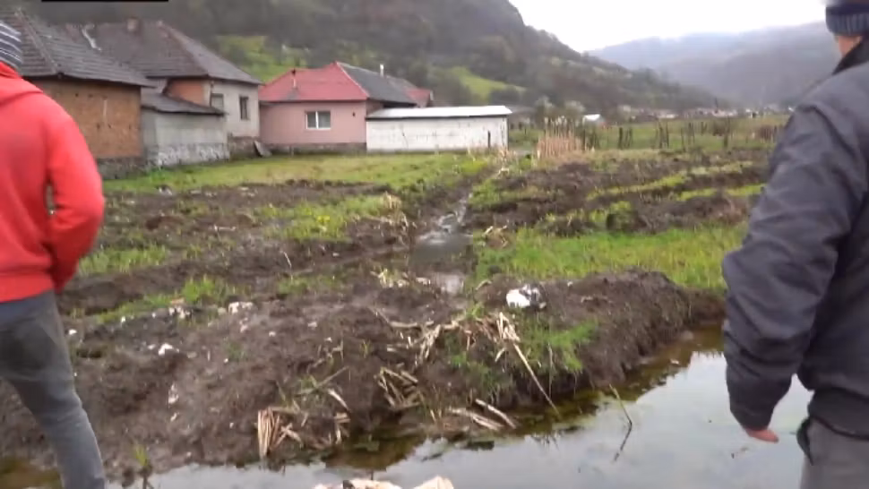 Poduri încropite, diguri tencuite, evenimente pompoase, într-un cătun cu 25 de oameni. Satul cu record de risipă de bani pe cap de locuitor