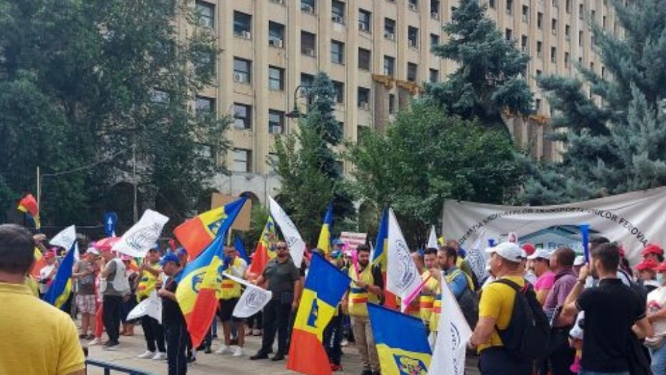 Protest uriaș la ușa lui Grindeanu - Ceferiștii cer salarii mai mari cu 25% și bani pentru infrastructură
