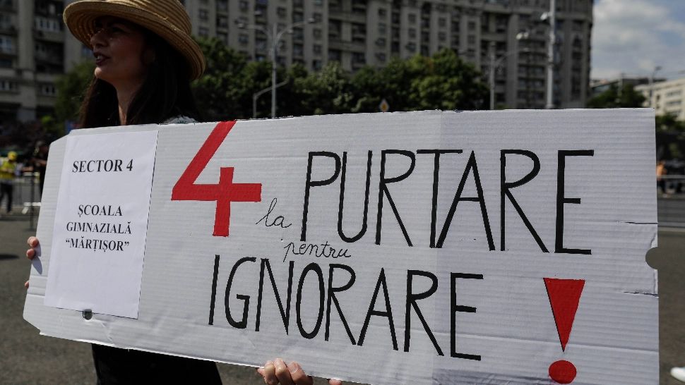 Protest spontant al angajaților din Guvern. Executivul lui Bolojan vrea să plafoneze sporul pentru condiţii periculoase, BNS cere retragerea proiectului