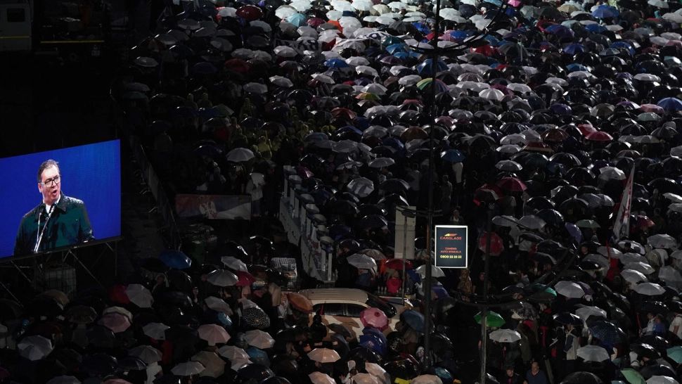 Miting la Belgrad. Președintele Vucici și-a scos susținătorii în stradă. Oamenii aduși din provincie au plecat înainte de discursul  liderului