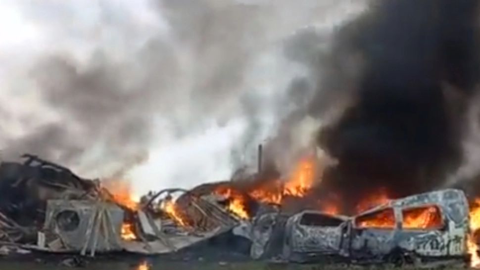  Cel puțin 26 de morți, între care și copii, în impactul dintre un microbuz și un TIR, pe autostradă din Mexic - Șoferul și cabina TIR-ului, de negăsit