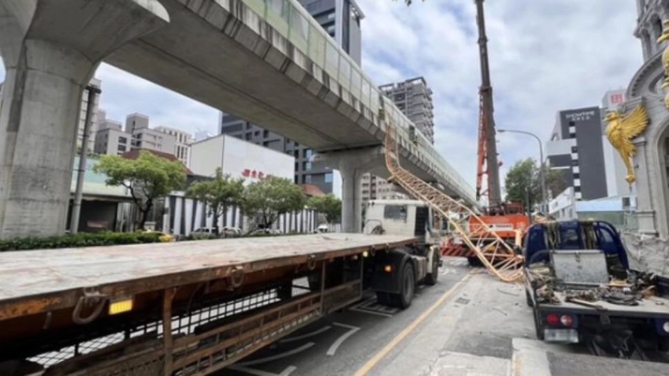 O macara s-a prăbușit peste un tren plin cu călători, în Taiwan. Un mort și cel puțin 8 răniți - Imagini șocante cu momentul impactului - FOTO&VIDEO