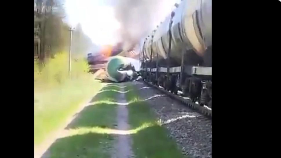 Un tren de marfă a deraiat în regiunea rusă Briansk, din cauza unui ”dispozitiv exploziv”! Locomotiva a luat foc, iar 7 vagoane au ieşit de pe șine - Trafic suspendat -  VIDEO