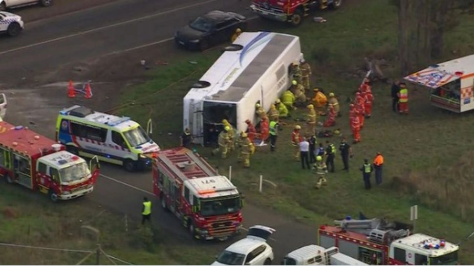 Autobuz şcolar cu 45 de copii la bord, implicat într-un grav accident rutier, la Melbourne: 18 răniți, unii dintre ei în stare gravă - Filmul coliziunii