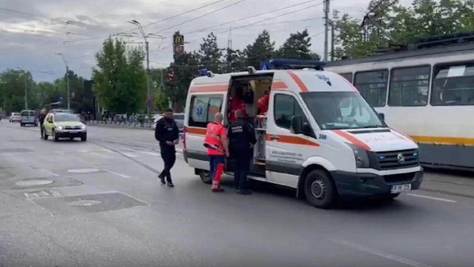 Femeie LOVITĂ de o ambulanță pe o trecere de pietoni, din Capitală - Poliția a deschis dosar penal