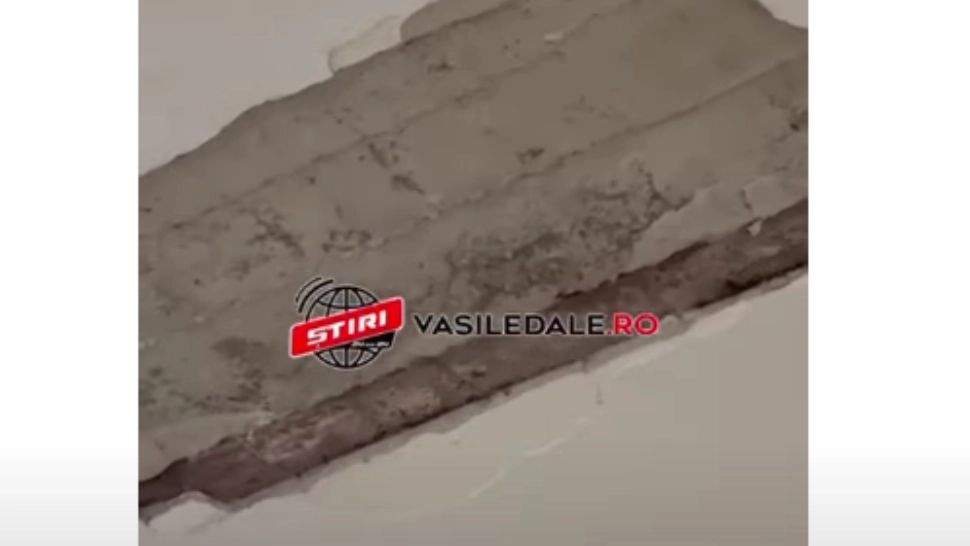 Bucăți din TAVAN au început să cadă în timpul orelor, la un liceu din Sighetu Marmației. PANICĂ printre elevi și profesori -VIDEO