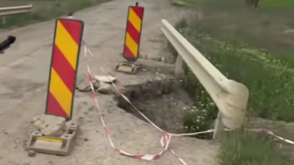 Pod tranzitat zilnic de zeci de mașini, la un pas să se PRĂBUȘEASCĂ! Șoferii se tem pentru viața lor - VIDEO