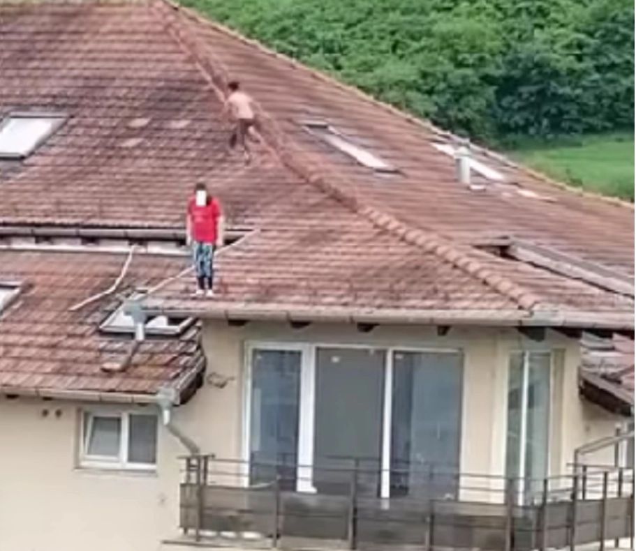 Copii, surprinși în ipostaze extrem de periculoase, în județul Cluj. Cum se distrează adolescenții, fără să le pese de posibilele consecințe - VIDEO