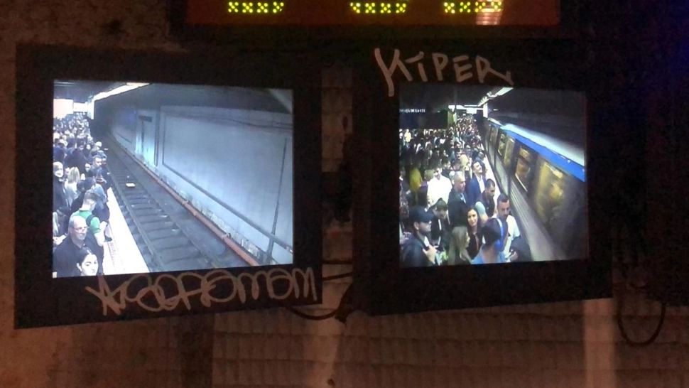 Un călător a tras de sistemul de alarmă în METROU, la Universitate - Trenul a fost EVACUAT de urgență