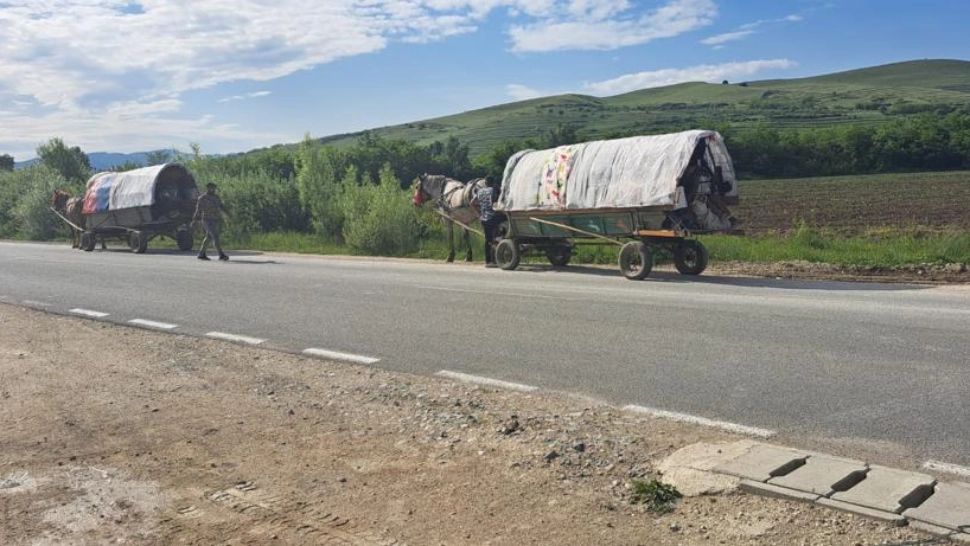Două șatre de romi cu peste 100 de persoane, date afară dintr-un oraș din România cu ajutorul poliției și jandarmilor