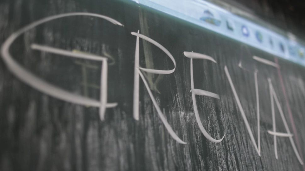 ANUNȚ important pentru profesorii aflați în grevă - Ce se întâmplă cu plata zilelor în minivacanța de Rusalii și contractele de muncă suspendate