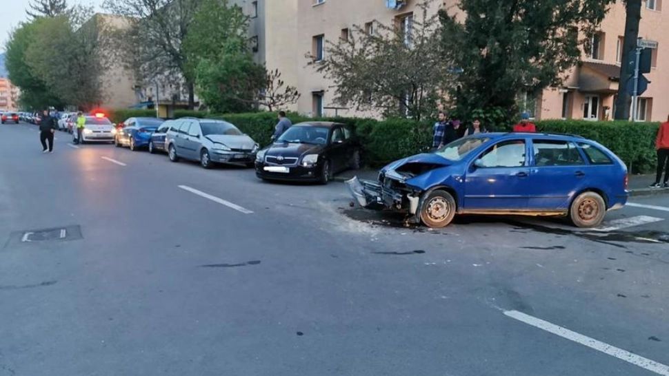 Accident cu 5 mașini distruse - Două persoane au fost rănite