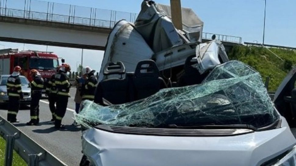 Accident grav pe autostrada A1: un camion a fost spulberat de o autoutilitară - ghem de fiare!