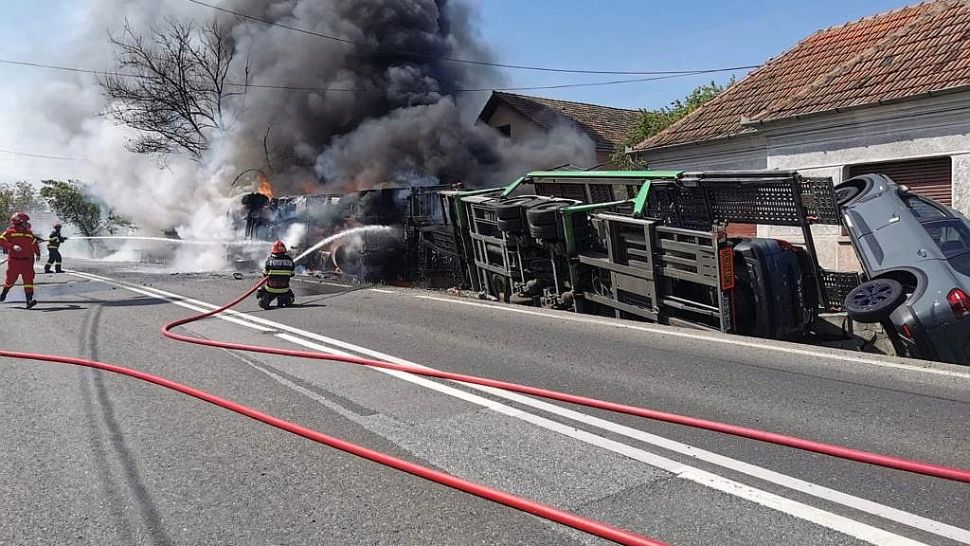 Accident teribil în Hunedoara. Un TIR încărcat cu mașini noi s-a răsturnat peste o casă, toate autoturisme au luat foc - GALERIE FOTO