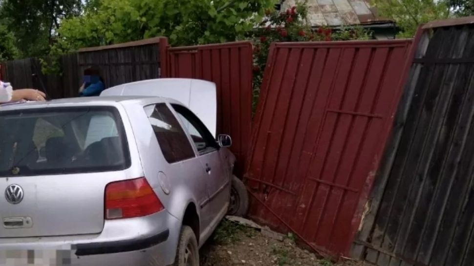 Inconștiență la volan: Un băiat de 15 ani a pierdut controlul mașinii și s-a izbit de un gard - 2 persoane rănite - FOTO
