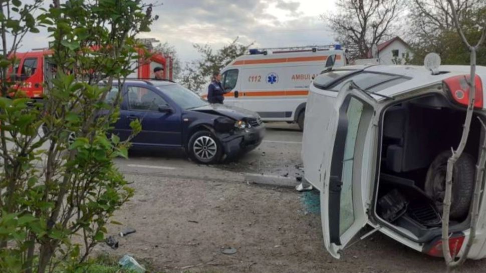 Trei mașini, în care se aflau 10 oameni, implicate într-un accident grav, în Suceava - FOTO