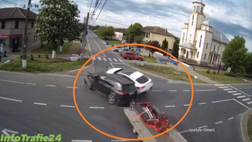 Accident grav, în Timiș. Momentul în care o mașină este izbită puternic de un autoturism cu remorcă: o victimă - VIDEO