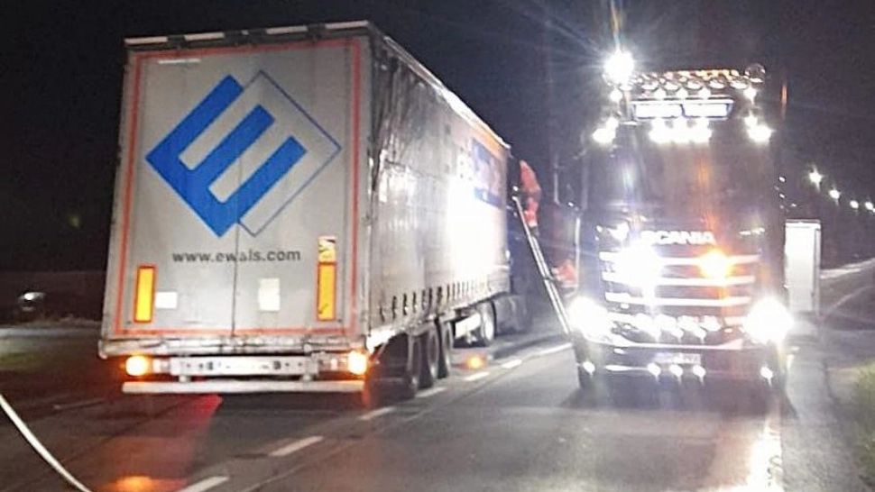 Două TIR-uri s-au ciocnit frontal, la Arad. Scurgeri masive de combustibil pe carosabil