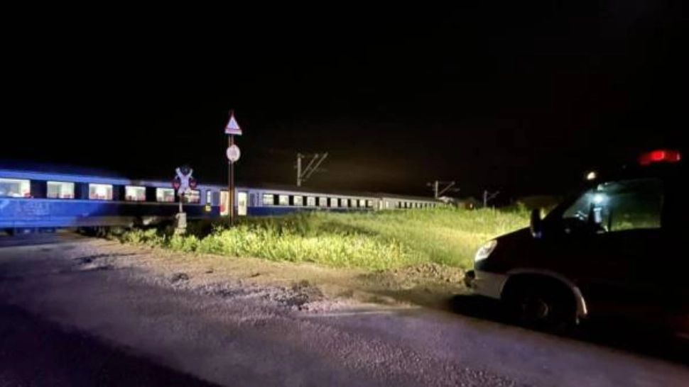 Mașină lovită de tren lângă Timișoara. Ce gest i-a salvat viața șoferiței - FOTO