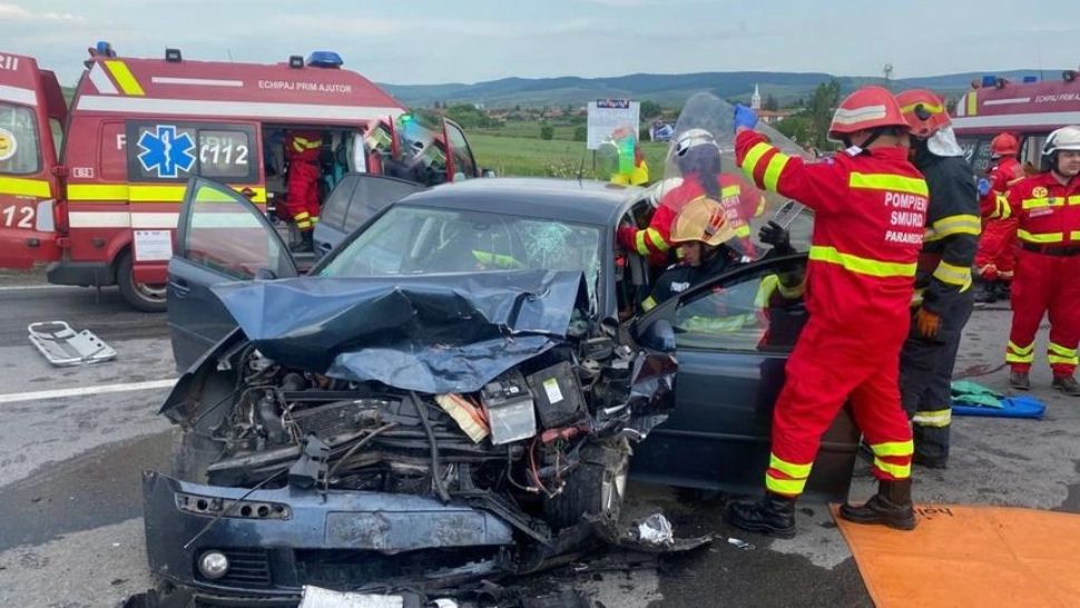 Mureş: Şase răniţi, într-un accident rutier în care au fost implicate două autoturisme. Două dintre victime sunt în stare gravă - FOTO