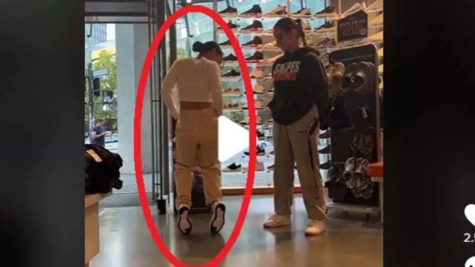VIDEO – A făcut asta în timp ce proba niște adidași în magazin – Vânzătoarea a intrat în alertă
