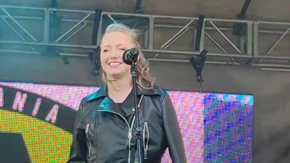 Revenire spectaculoasă pentru Alexia, fata căreia i-au fost repuse BRAȚELE. A urcat pe scenă, a cântat și a dansat - VIDEO 